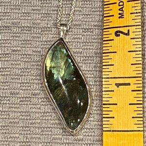 Long green pendent necklace